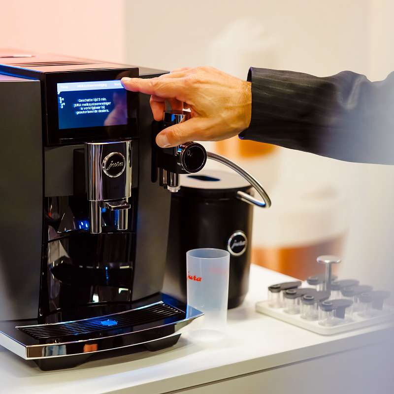Jura: “JURA koffiedag — doorlopend demo’s met een professionele barista”