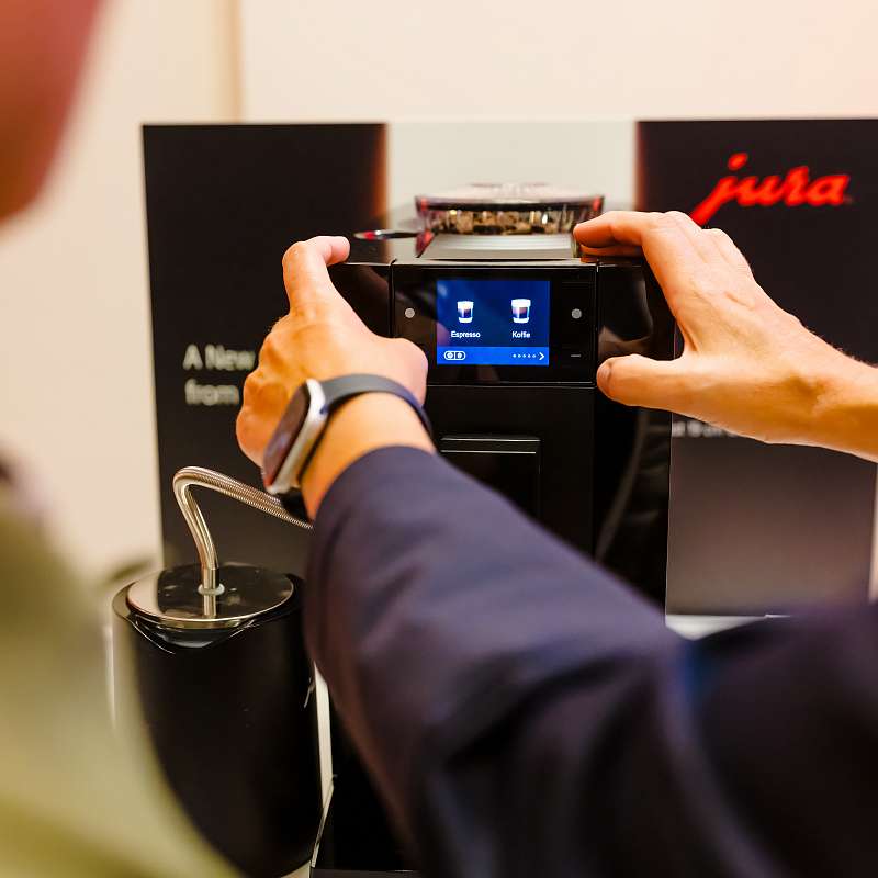 Jura: “JURA koffiedag — doorlopend demo’s met een professionele barista”